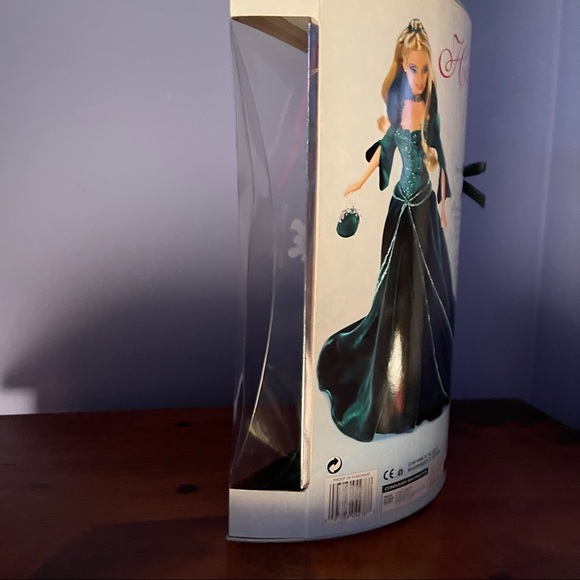 2004 Holiday Barbie - Picture 8 of 12